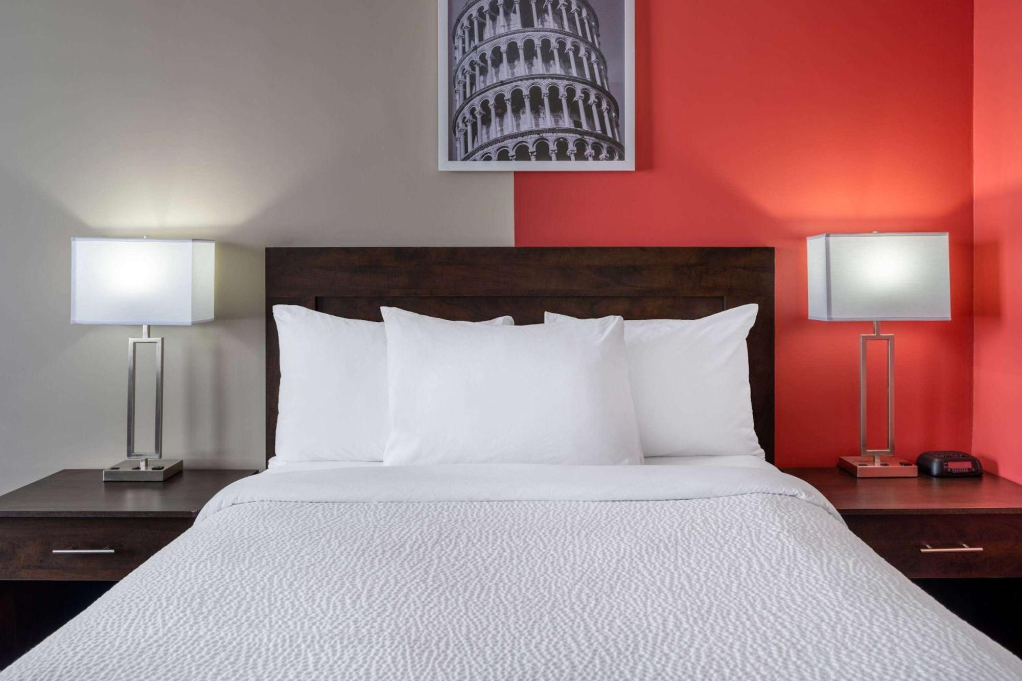 Ramada By Wyndham Thunder Bay Airlane Hotel Экстерьер фото