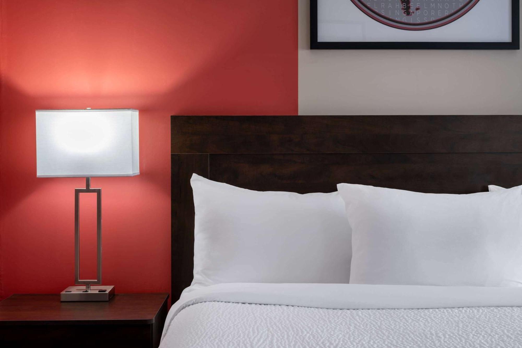 Ramada By Wyndham Thunder Bay Airlane Hotel Экстерьер фото