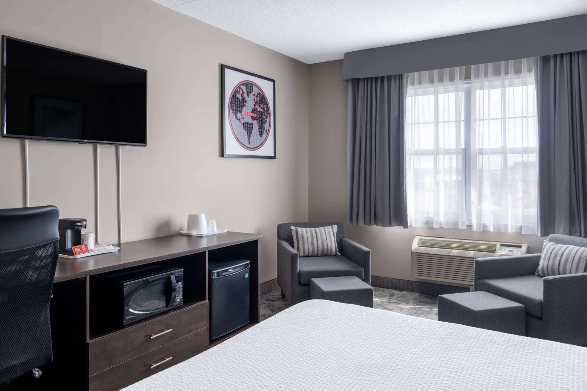 Ramada By Wyndham Thunder Bay Airlane Hotel Экстерьер фото