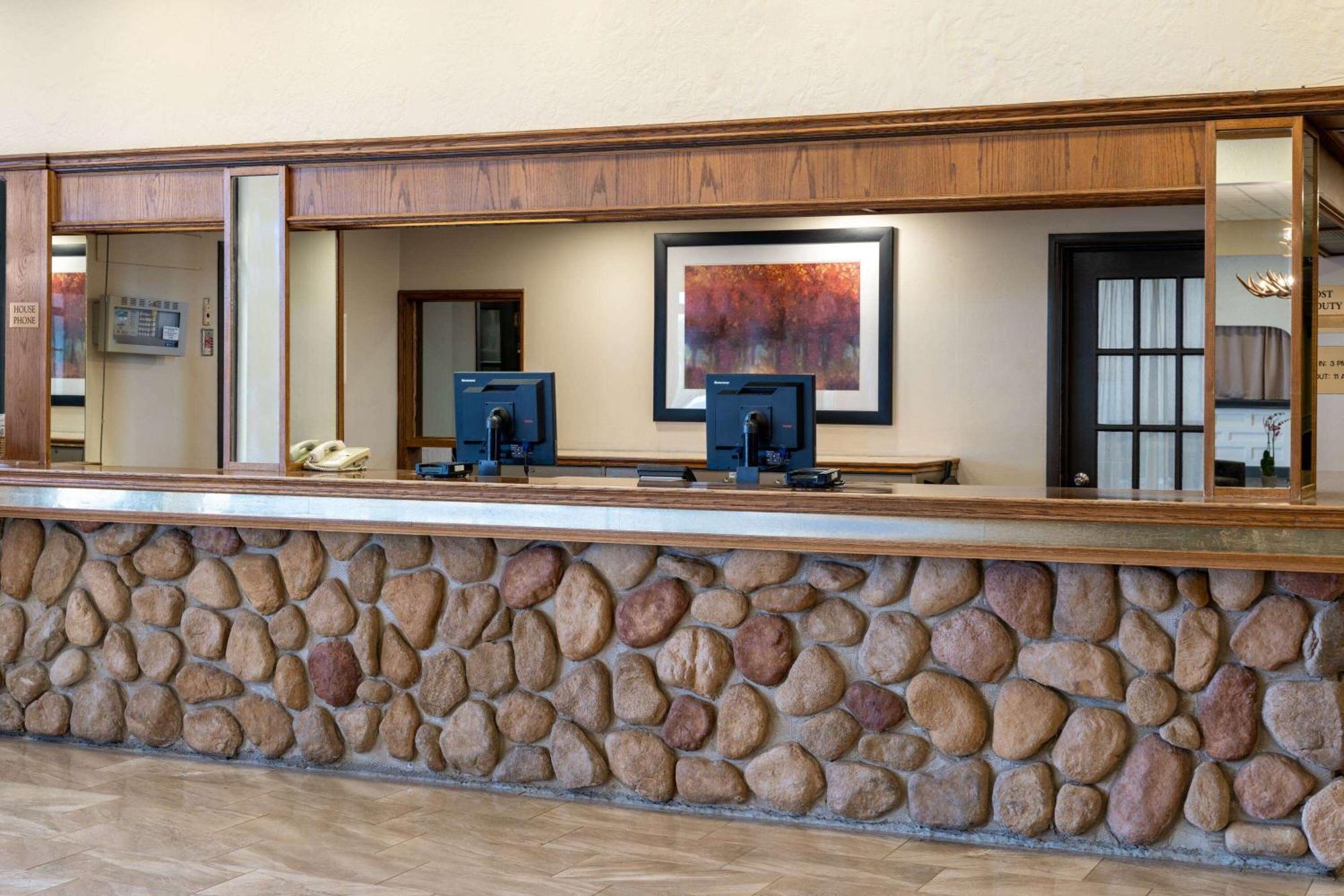 Ramada By Wyndham Thunder Bay Airlane Hotel Экстерьер фото