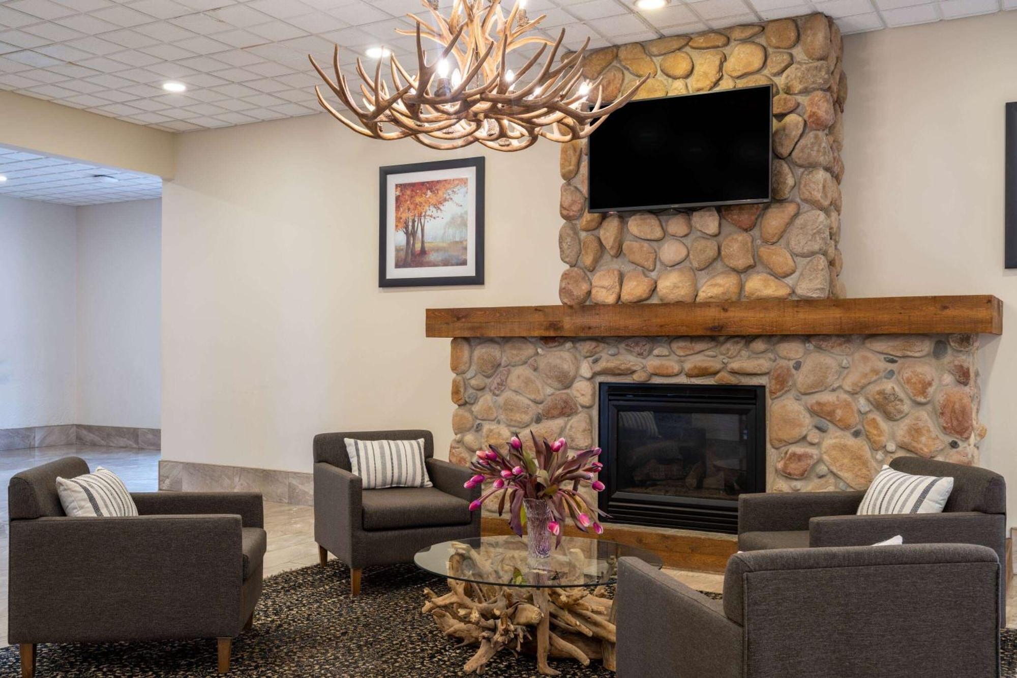 Ramada By Wyndham Thunder Bay Airlane Hotel Экстерьер фото