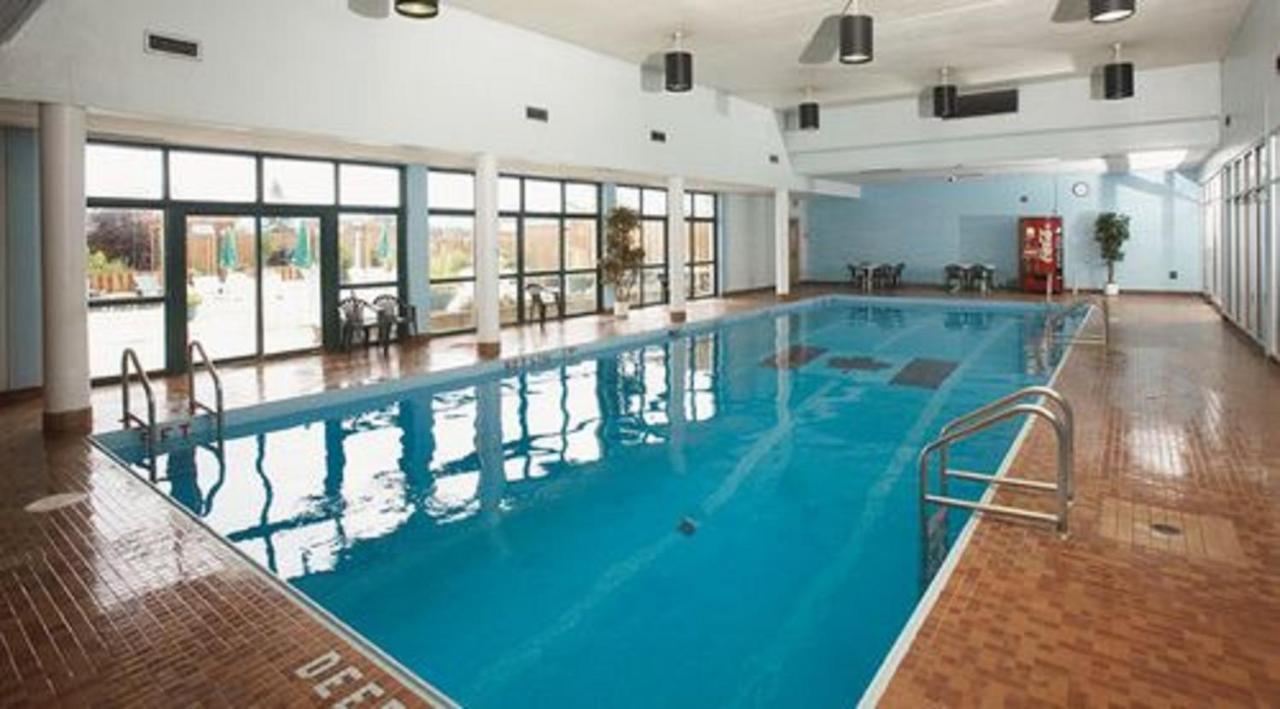 Ramada By Wyndham Thunder Bay Airlane Hotel Экстерьер фото